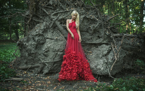 Молодая красивая девушка блондинка в красном платье