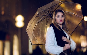 Молодая красивая девушка под зонтом 