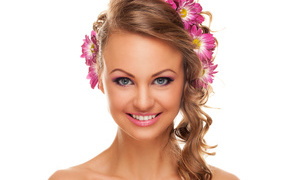 Молодая девушка с красивой прический и цветами хризантемы в волосах