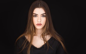 Молодая девушка с карими глазами 