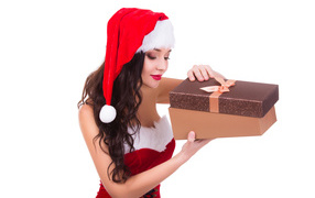 Красивая девушка в новогоднем костюме с подарком