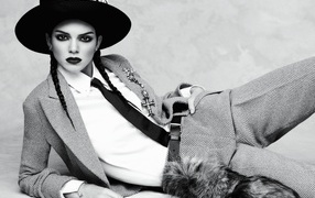 Американская модель Кендалл Дженнер, черно белое фото 