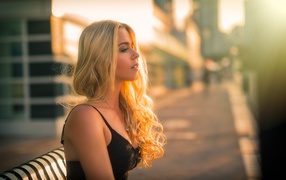 Красивая светловолосая девушка модель 