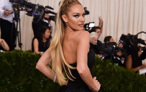 Красивая девушка модель  Кэндис Свейнпол в черном платье