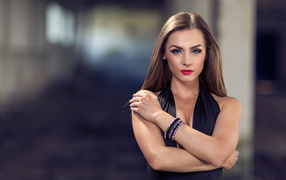 Голубоглазая девушка модель с красивым макияжем