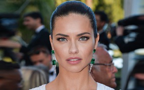 Очаровательная девушка супермодель Адриана Лима