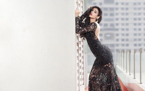 Девушка модель Сонал Чохен в красивом черном платье