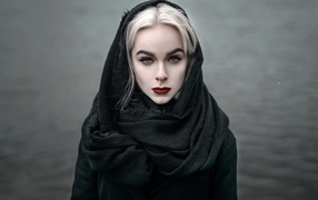 Девушка модель в черном наряде с красными губами 