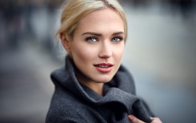 Девушка с голубыми глазами модель  Eva Mikulski 