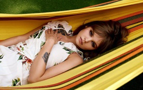 Популярная девушка модель Анастасия Щеглова с татуировкой на руке