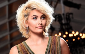 Молодая блондинка известная модель Пэрис Джексон