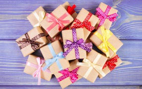 Подарочные коробки с разноцветными ленточками