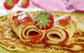 Блины с джемом и клубникой на Масленицу 