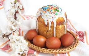 Пасхальный кулич и яйца на праздничном столе 