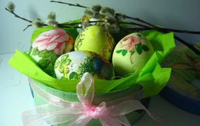 Расписанные пасхальные яйца в праздничной коробке 
