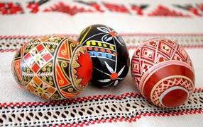 Три пасхальные крашенки на столе 