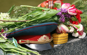 Военная фуражка и цветы на День Победы 9 мая 