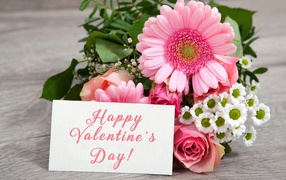 Букет розовых гербер с розами и ромашками с открыткой на День Святого Валентина