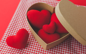 Красные сердечки в коробке на День Святого Валентина, 14 февраля