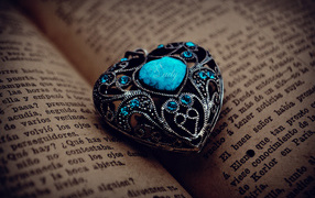 Beautiful heart shaped pendant with blue stone