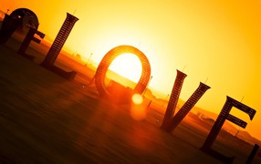 Большая надпись Любовь в лучах солнца на закате