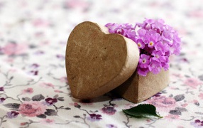 Коробочка в форме сердца с фиолетовыми цветами 