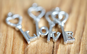 Серебряные ключи с надписью LOVE