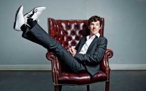 Актер Бенедикт Камбербэтч сидит в кожаном кресле