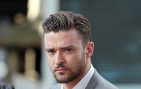 Актер Джастин Тимберлейк с серьезным взглядом