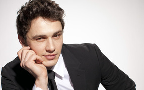 Американский актер Джеймс Франко в стильном костюме