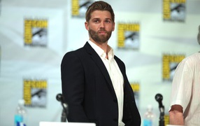 Американский актер  Майкл Фогель в костюме