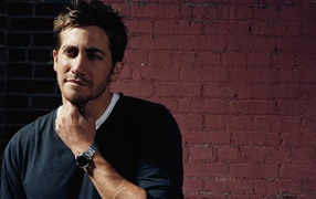 Популярный актер Джейк Джилленхол с часами на руке