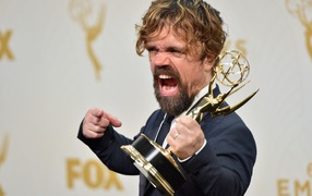 Популярный актер Питер Динклэйдж с наградой Эмми в руке