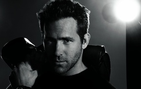 Популярный актер Райан Рейнольдс, черно-белое фото