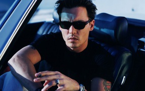 Стильный актер  Джонни Депп в черных очках