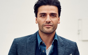 Стильный мужчина актер Оскар Айзек в костюме