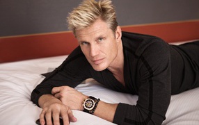 Знаменитый актер Дольф Лундгрен с часами на руке