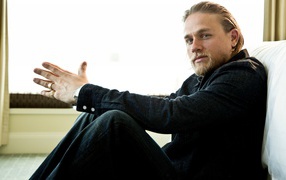 Популярный молодой актер Чарли Ханнэм