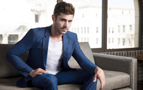 Молодой актер Зак Эфрон в костюме 