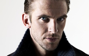 Молодой голубоглазый актер Дэн Стивенс фото на белом фоне