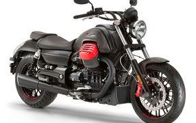 Черный мотоцикл Guzzi Audace Carbon на белом фоне