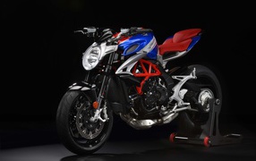 Мотоцикл MV Agusta Brutale 800 America на черном фоне