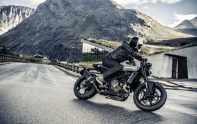 Мотоциклист на трассе на черном мотоцикле  Husqvarna Vitpilen 701, 2018
