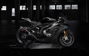 Черный мотоцикл BMW HP4 Race, 2018 