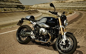 Черный мотоцикл  BMW R nineT на трассе