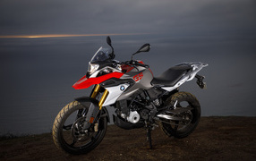 Мотоцикл BMW G 310 GS, 2017  на фоне горизонта