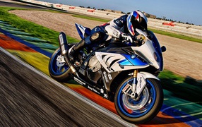 Мотоцикл BMW HP4 на мотокроссе 