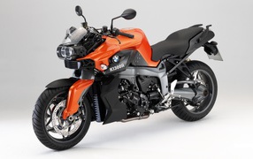 Мотоцикл BMW K1300R на сером фоне