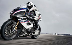 Мотоциклист на быстром мотоцикле BMW HP4 Race