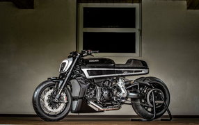 Большой черный мотоцикл Ducati XDiavel